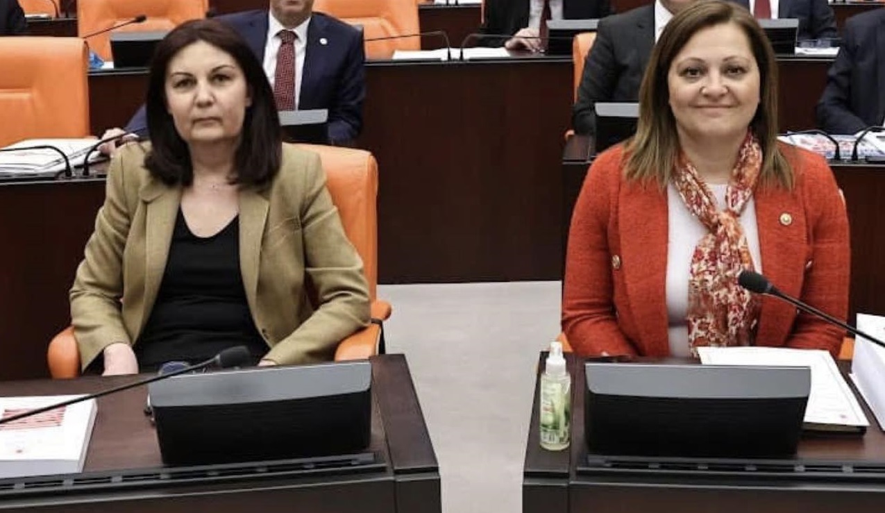 Burcu Köksal'dan Lale Karabıyık'a veda: Seni çok özleyeceğiz hocam!